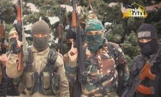 Ο συριακός στρατός εξαπέλυσε σφοδρό βομβαρδισμό στους Ουιγούρους Τούρκους στη βορειοδυτική Συρία
