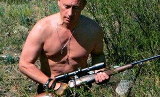 “Φωτιά” στον ρωσικό Τύπο που ανακάλυψε τον Πούτιν σε ρόλους κασκαντέρ
