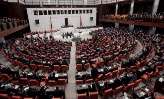 Επίσημα η Τουρκία διεκδικεί 18 νησιά μας στο Αιγαίο – Τι ειπώθηκε στην τουρκική Βουλή
