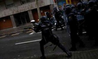 Η Μαδρίτη αποσύρει άμεσα έως και 10.000 αστυνομικούς από την Καταλονία