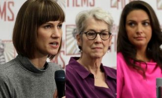 Ο Ντόναλντ Τραμπ αρνείται ότι παρενόχλησε σεξουαλικά τις τρεις γυναίκες και καταγγέλλει Fake News