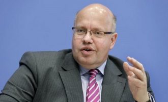 Τι είπε ο Γερμανός υπουργός Οικονομίας για όσους φτύνουν τους πολιτικούς