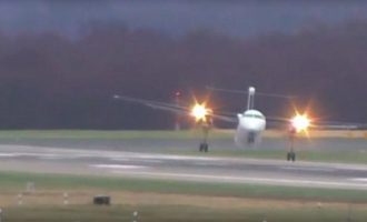 Aεροσκάφος προσγειώνεται με τις… μπάντες λόγω των θυελλωδών ανέμων (βίντεο)