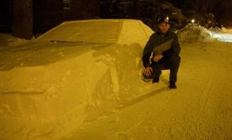 Έφτιαξε αυτοκίνητο από χιόνι και λίγο έλειψε να πάρει πρόστιμο για παράνομο παρκάρισμα (φωτο)