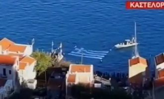 Στο Καστελόριζο έστειλαν ηχηρό μήνυμα με τη μεγαλύτερη υποβρύχια ελληνική σημαία (βίντεο)