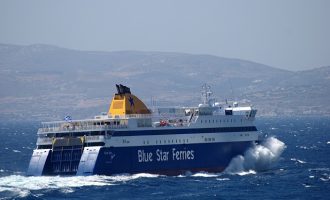 Αγνοείται επιβάτης που έπεσε στη θάλασσα από το Blue Star Naxos