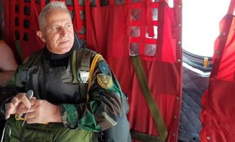 Ο 61χρονος αρχηγός των Ενόπλων Δυνάμεων πήδηξε με αλεξίπτωτο και έκανε καταδύσεις (βίντεο)