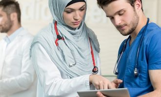 Νέο νοσοκομείο στη Σαουδική Αραβία προσλαμβάνει Έλληνες γιατρούς με μισθό 10.000 ευρώ αφορολόγητα
