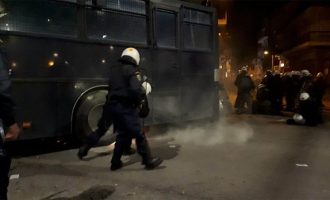 Eπεισόδια μεταξύ αντιεξουσιαστών και ΜΑΤ στη Θεσσαλονίκη (βίντεο)