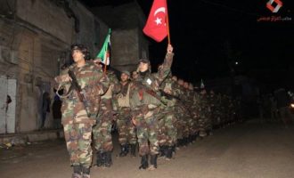 Οι Σύροι ισλαμιστές μισθοφόροι του Ερντογάν έτοιμοι να επιτεθούν στην Εφρίν κρατώντας την τουρκική σημαία
