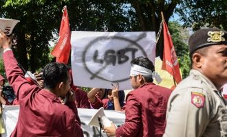 Ινδονησία: Ξύρισαν το κεφάλι σε 12 τρανσέξουαλ και τις υποχρέωσαν να ντυθούν με αντρικά ρούχα