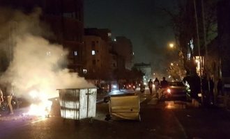 Νεκρός αστυνομικός από πυρά διαδηλωτή στο Ιράν