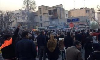 “Ένοπλοι διαδηλωτές επιτέθηκαν σε στρατιωτικές βάσεις και αστυνομία του Ιράν”