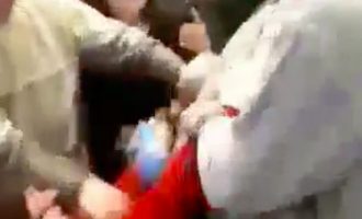 Ξενοδόχος πλάκωσε στο ξύλο καθηγήτρια μπροστά στους μαθητές – Δείτε το βίντεο