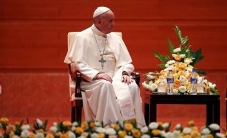 Ο Πάπας Φραγκίσκος μίλησε με θύματα σεξουαλικής κακοποίησης από ιερωμένους – “Νιώθω ντροπή και οδύνη”
