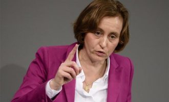 Τι έγραψε Γερμανίδα βουλευτής για τις “ορδές βαρβάρων και μουσουλμάνων βιαστών” και την “κυνηγά” η αστυνομία