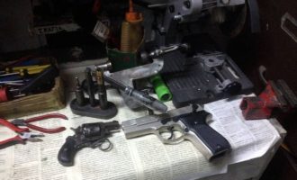 Δείτε τα όπλα που κατασχέθηκαν στα παράνομα “εργαστήρια” της Πάτρας (φωτο)