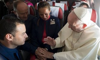 O Πάπας Φραγκίσκος πάντρεψε ζευγάρι εν πτήσει μέσα στο παπικό αεροσκάφος