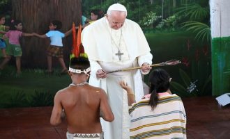 Ο Πάπας Φραγκίσκος με ιθαγενείς στον Αμαζόνιο (φωτογραφίες)