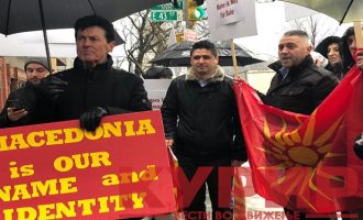 Προκλήσεις Σκοπιανών εθνικιστών έξω από τον ΟΗΕ στη Νέα Υόρκη (φωτο)