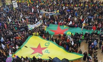 Χιλιάδες Κούρδοι της Συρίας διαδήλωσαν κατά της Τουρκίας: “Κάτω ο Ερντογάν”