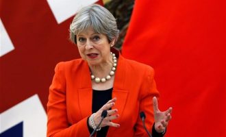 Τα «γυρίζει» η Μέι: «Ανοιχτή στην παράταση της μεταβατικής περιόδου για το Brexit»