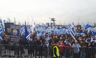 Χιλιάδες οι διαδηλωτές στη Θεσσαλονίκη – Έφεδροι καταδρομείς έψαλαν τον εθνικό ύμνο (βίντεο)