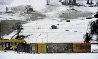 Οι θυελλώδεις άνεμοι εκτροχίασαν τρένο στην Ελβετία (φωτο)