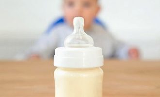 ΣΥΡΙΖΑ-ΠΣ: Να προχωρήσει άμεσα η κυβέρνηση στην επιβολή πλαφόν για το βρεφικό γάλα