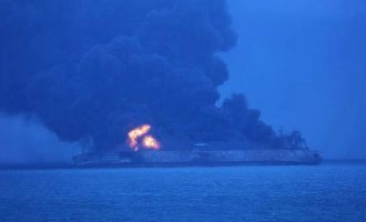 Ιρανικό δεξαμενόπλοιο που συγκρούστηκε με κινεζικό πλοίο φλέγεται από το Σάββατο