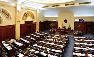 Η αντιπολίτευση των Σκοπίων βάζει “τρικλοποδιά” στο νέο νόμο για την αλβανική γλώσσα