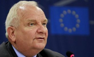 Ο πρόεδρος του κεντροδεξιού ΕΛΚ χαιρετίζει το «παράθυρο ευκαιρίας» για λύση στο Σκοπιανό