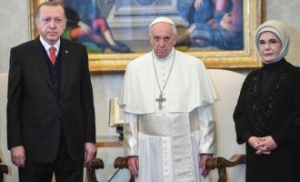 “Πάγωσε” ο Ερντογάν – Τι δώρο με νόημα του έκανε ο Πάπας Φραγκίσκος