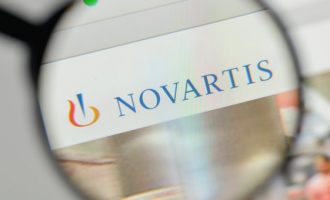 Τα «βαθιά λαρύγγια» στις ΗΠΑ «έδειξαν» και πολιτικούς για τη Novartis