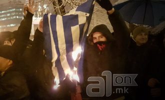 Σκόπια: Συγκέντρωση εθνικιστών κατά της αλλαγής ονομασίας – Έκαψαν ελληνική σημαία
