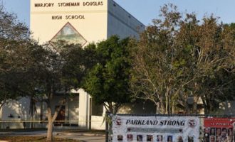Μακελειό στη Φλόριντα: Οι μαθητές επιστρέφουν στο αιματοβαμμένο σχολείο