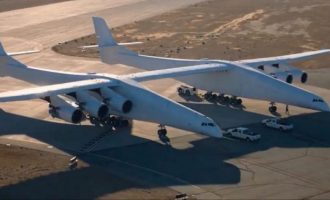 Το μεγαλύτερο αεροσκάφος του κόσμου ετοιμάζεται για την “παρθενική” του πτήση (βίντεο)
