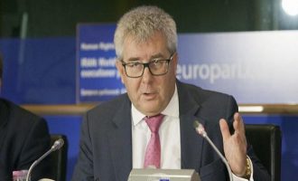 Πρωτοφανής απόφαση: Γιατί καθαίρεσαν αντιπρόεδρο στην Ευρωβουλή