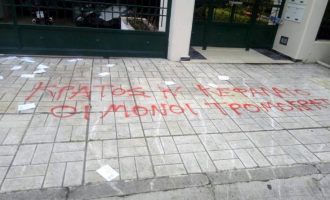 Επίθεση αντιεξουσιαστών στο σπίτι του Λουκά Παπαδήμου