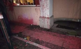 Αντιεξουσιαστές επιτέθηκαν σε ξενοδοχείο στην Πάτρα όπου θα μιλούσε ο Άδωνις Γεωργιάδης