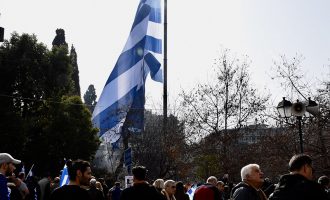 Ελληνική Σημαία 150 τμ κυματίζει στο Σύνταγμα