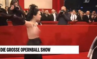 Η στιγμή που γυμνόστηθη Femen “εισβάλει” στην Όπερα της Βιέννης (βίντεο)
