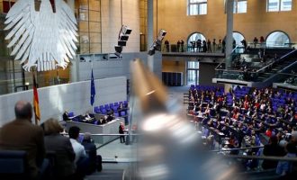 Η Γερμανία ψήφισε νόμο για περιορισμό της επανένωσης οικογενειών προσφύγων
