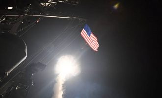 Oι ΗΠΑ απειλούν με νέο χτύπημα τη Συρία