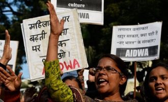 Σοκ στην Ινδία: Άντρες βίασαν γυναίκα με σιδερένια ράβδο