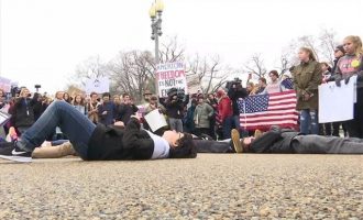 Μαθητές διαμαρτυρήθηκαν με 17 “πτώματα” έξω από τον Λευκό Οίκο