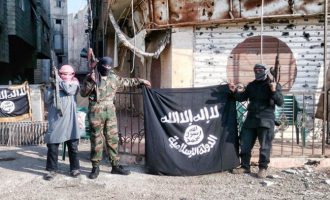 Το Ισλαμικό Κράτος σταύρωσε τέσσερις άνδρες σε νότιο προάστιο της Δαμασκού