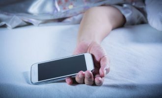 Γιατί ένας στους δύο Έλληνες κοιμάται με το κινητό “αγκαλιά” – Τι έδειξε έρευνα