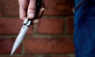 19χρονος εισέβαλε σε σχολείο στην Αθήνα με σφυρί και μαχαίρι – Τραυμάτισε τον διευθυντή και έναν μαθητή