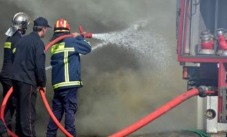 Νεκρός ένας άνδρας στην πυρκαγιά στις εργατικές κατοικίες στο Περιστέρι